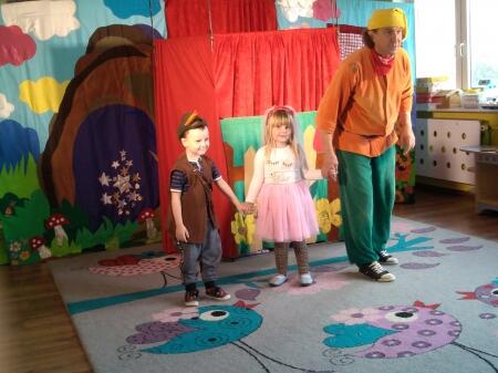 KRÓLEWNA ŚNIEŻKA I SIEDMIU KRASNOLUDKÓW