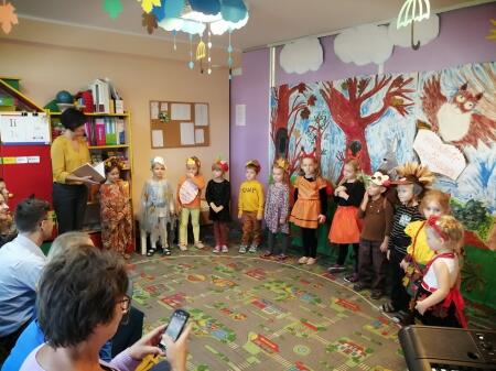 PRZEDSTAWIENIE JESIENNE/PASOWANIE NA PRZEDSZKOLAKA